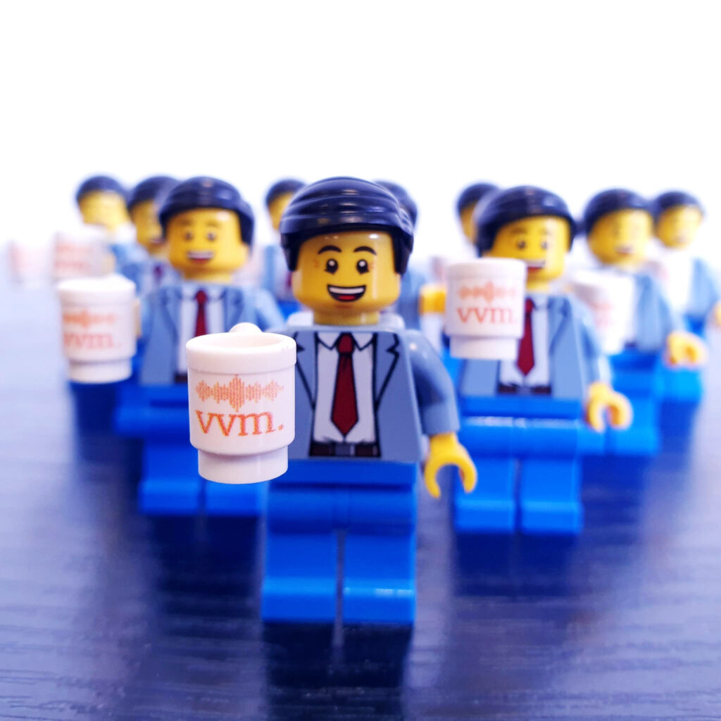 Figurines type LEGO pour entreprise avec tasses imprimées au logo de l’entreprise