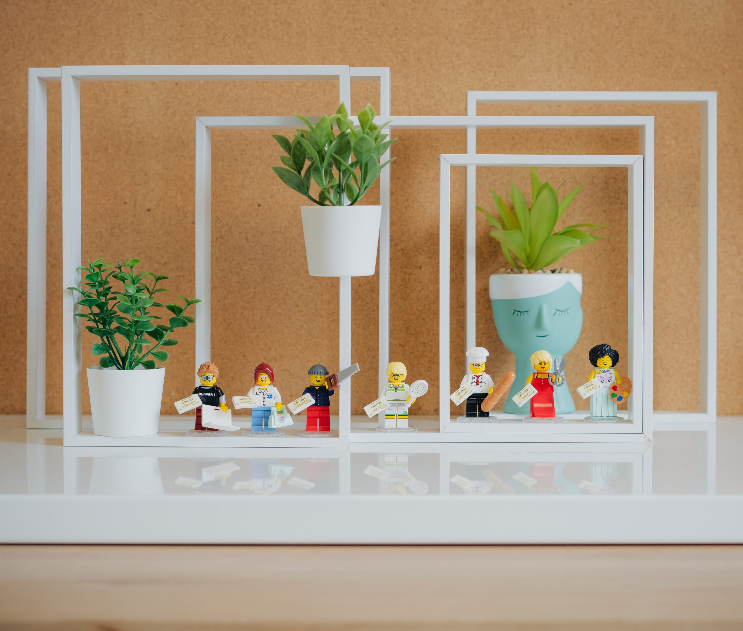 Figurines personnalisées style mini figurines Lego, représentant différents métiers : professeur, médecin, boulanger, coiffeuse, artiste… – idée cadeau originale, portrait sur-mesure pour famille, collègues ou événements d’entreprise. Mini-figurines à personnaliser avec accessoires, prénom, métier, et détails uniques. Cadeau personnalisable, décoratif, ludique et 100% à votre image.