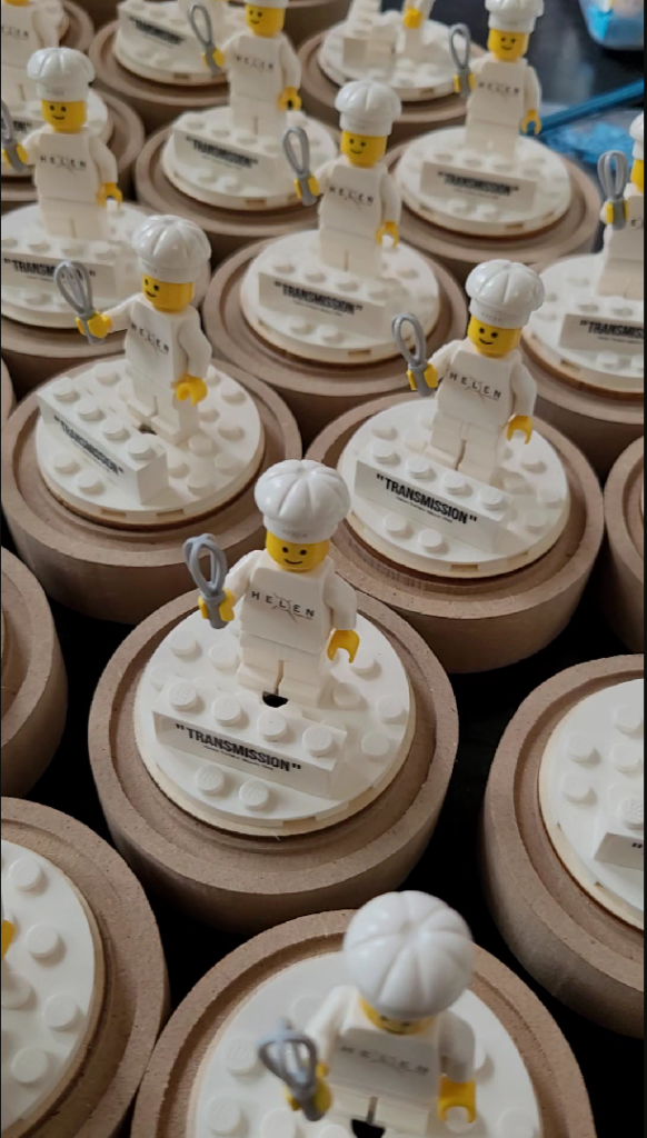 Préparation de 250 goodies figurines sous cloche pour une soirée d’entreprise